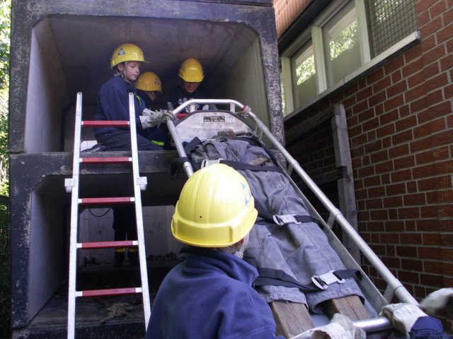 15THWBergungVerletzter280509-13