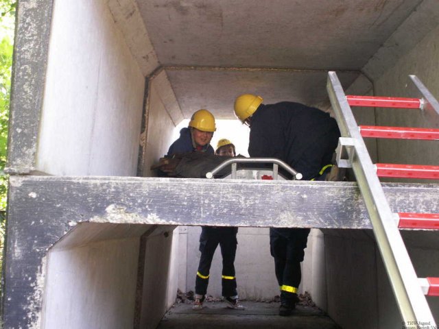 15THWBergungVerletzter280509-6